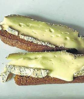 Imagen secundaria 2 - Anchoas de pesca de primavera, y queso Divirín sobre tosta de sobao.