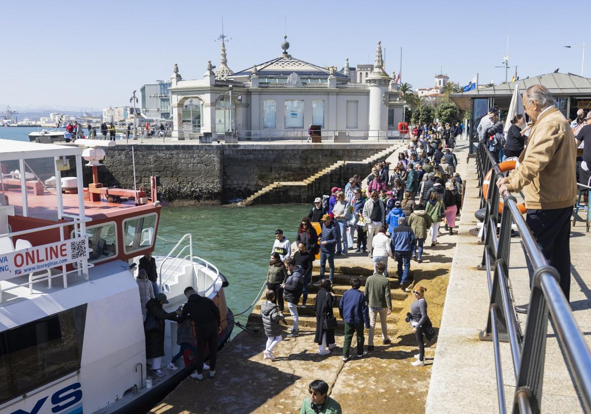 Todos a bordo. El buen día animó a los turistas a cruzar la bahía en las pedreñeras.