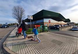 Una mujer pasea con sus hijas por una zona videdeovigilada de Requejada.