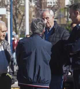 Imagen secundaria 2 - Momento de la ceremonia y los armadores del barco junto a Miguel Ángel Revilla y Guillermo Blanco.