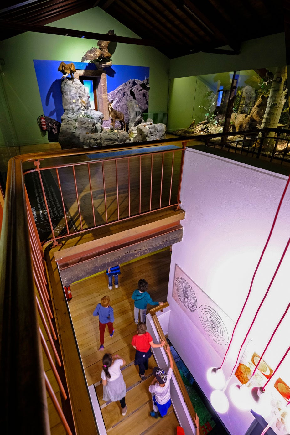 Jóvenes estudiantes ascienden por las escaleras que llevan a la primera planta del museo.