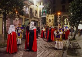 Los nazarenos abandonan la plaza Porticada para procesionar por el centro de Santander.