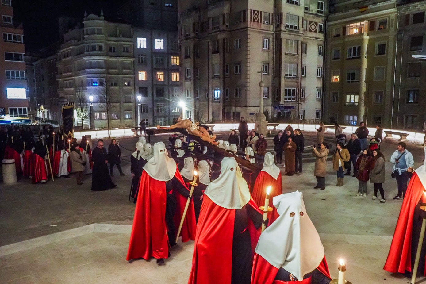 La cofradía, que tiene la imagen en Ia iglesia parroquial de Nuestra Señora del Carmen, en el Barrio Pesquero, llega a la plaza de la Catedral.