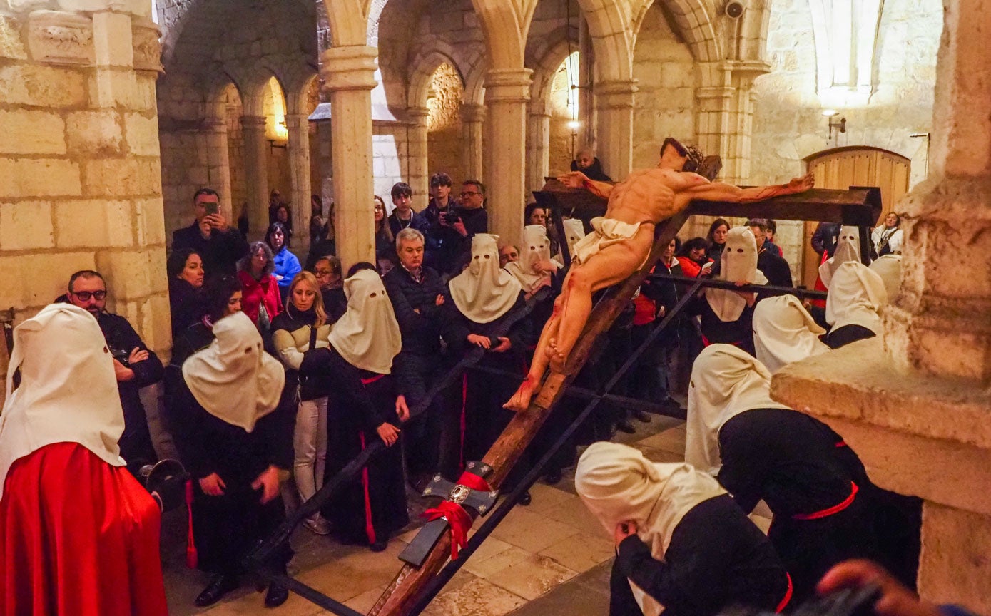 Máximo respeto en el claustro de la Catedral, donde se cantó el 'Misere'