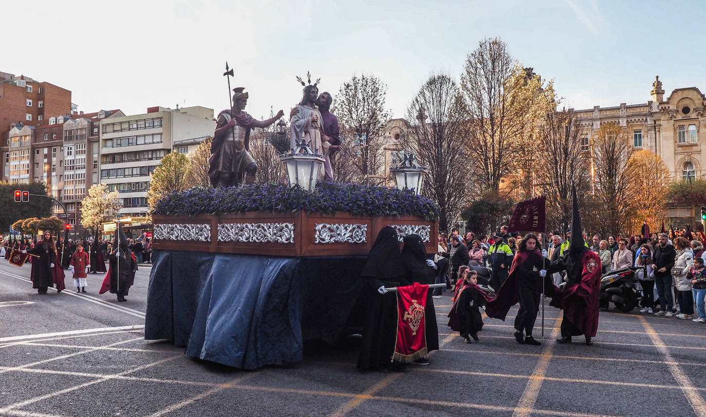 La cofradía de Nuestro Padre Jesús de la Oración en el Huerto y San Pablo de la Cruz, fundada en el año 1986 como filial de la Pasión. 