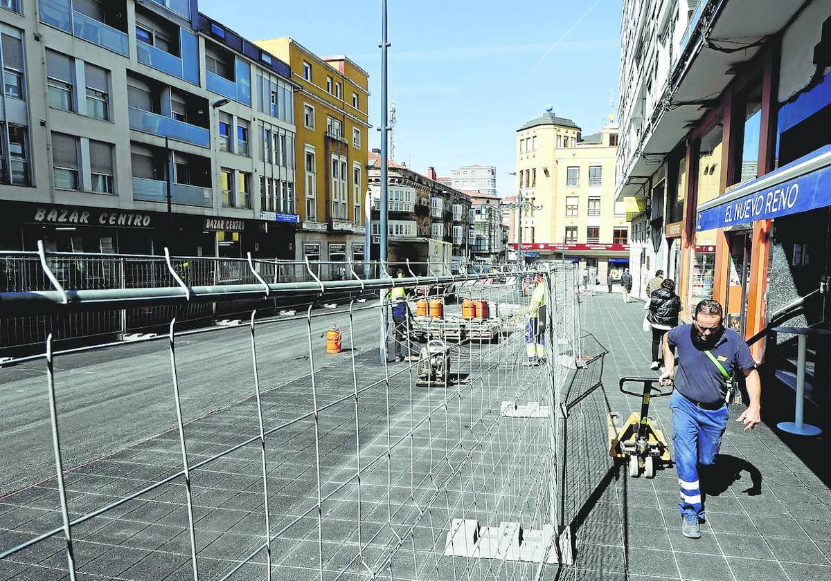 Obras de remodelación integral de la calle Julián Ceballos, una de las arterias principales de Torrelavega.