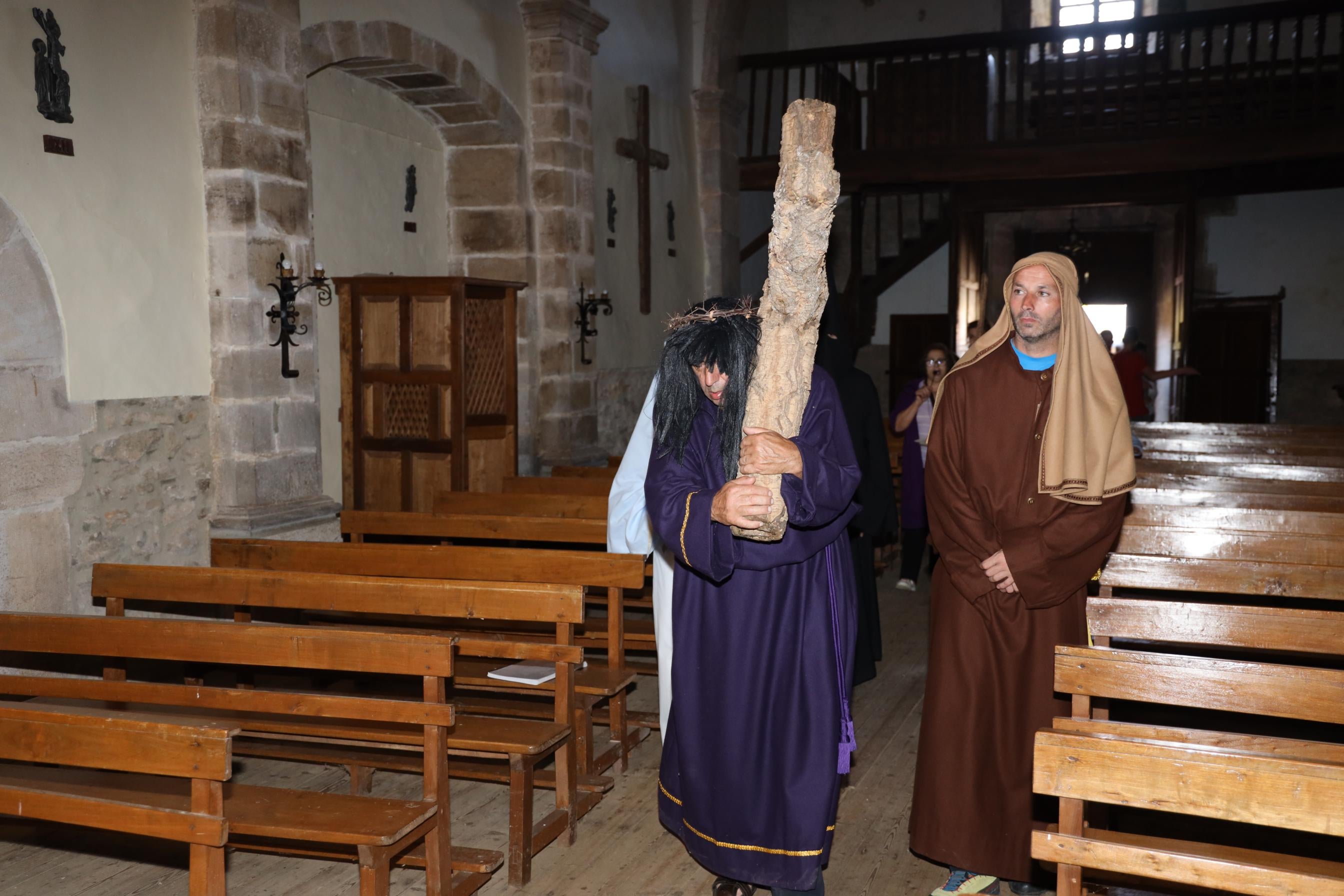 La comitiva llega al interior de la iglesia parroquial de San Pedro de Bedoya