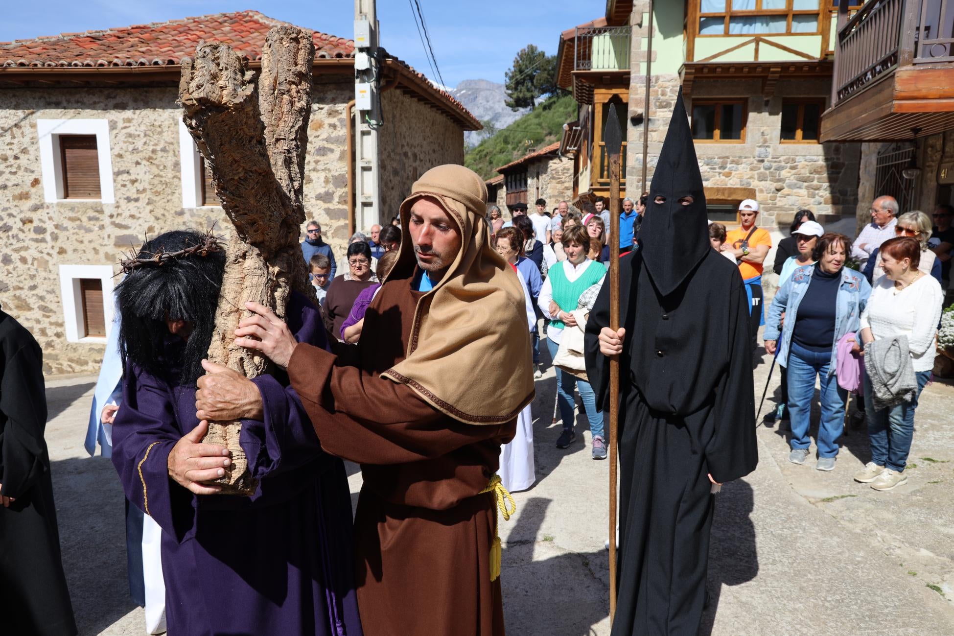 El cireneo ayuda a Jesucristo a cargar con la cruz