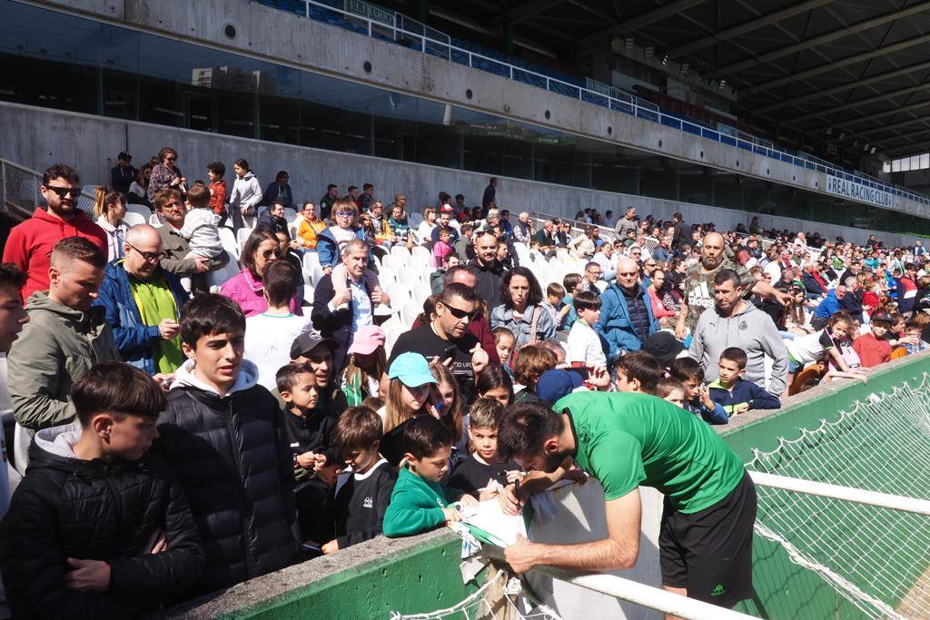 Firma de autógrafos, en la que participaron todos los futbolistas de la plantilla.