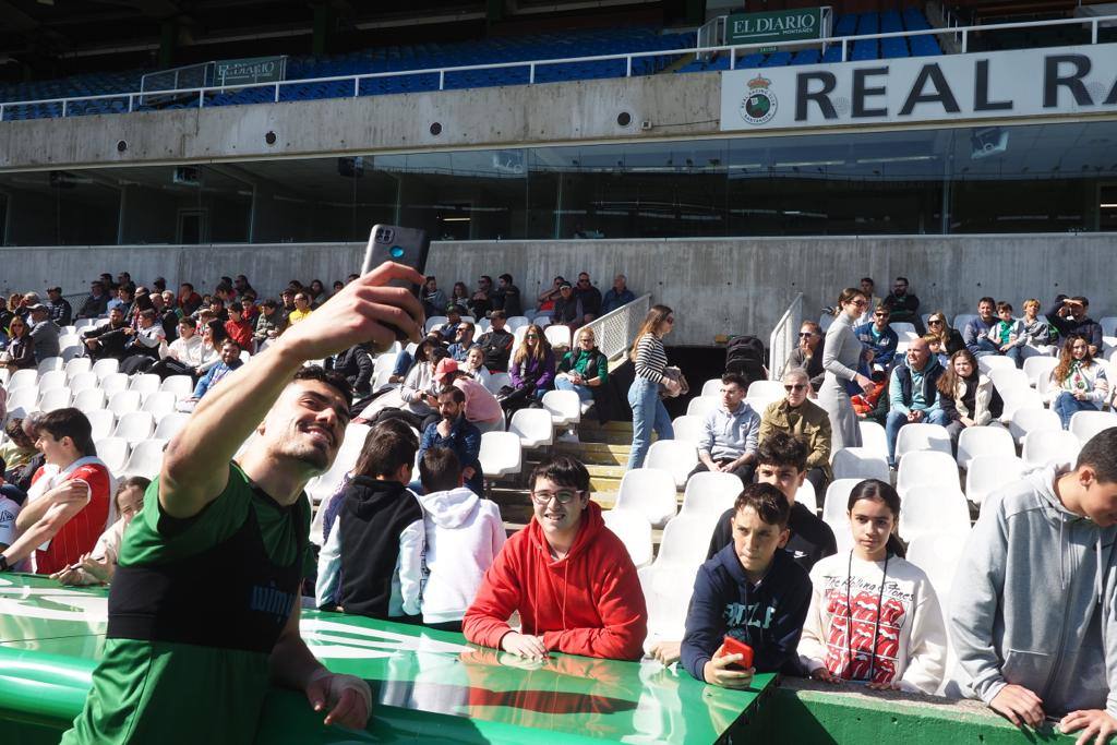 Arturo Molina se hace un selfie con los aficionados.