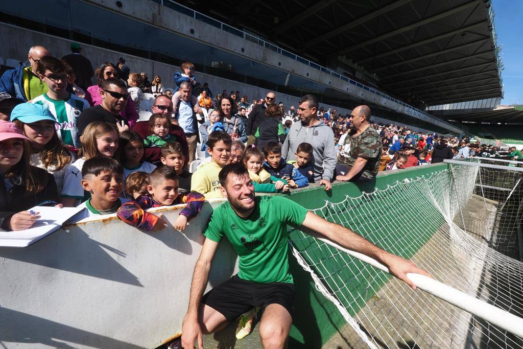 Roko Baturina posa a pie de grada con la hinchada más joven.