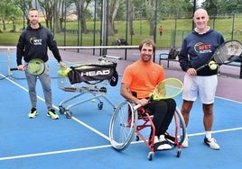 Alberto Moroso junto a su profesor de tenis, Sidney Cano, y el presidente de la Federación Cántabra de Tenis, Peter Cano.