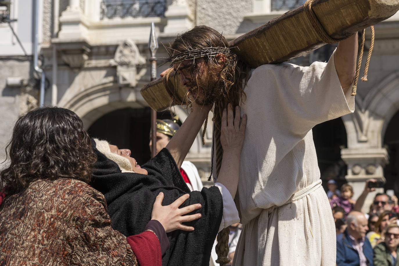 En su agónico camino, Cristo se encuentra con su madre, María, que le consuela