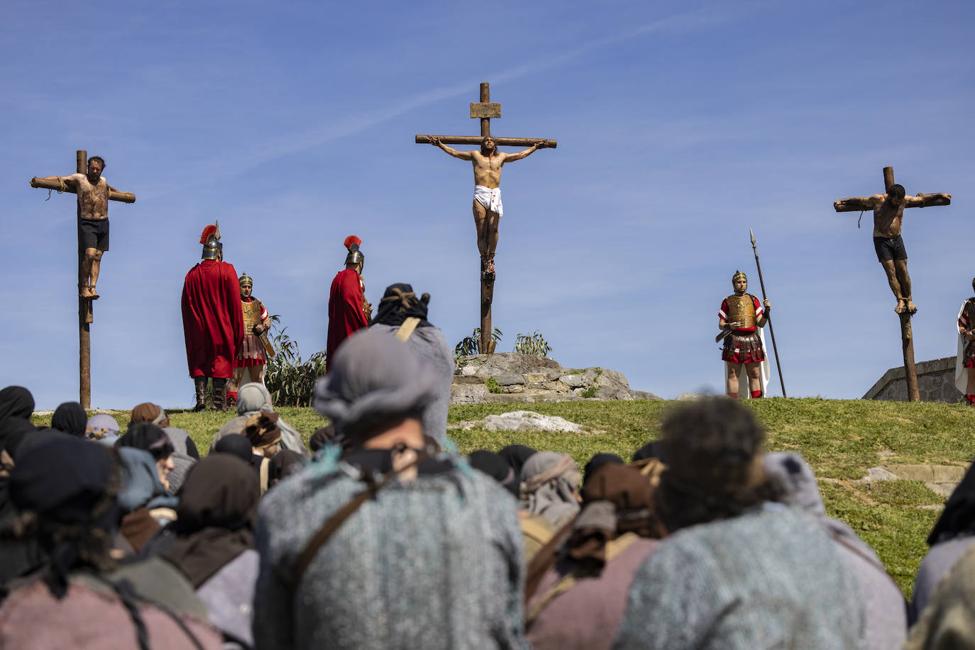 Cristo ya crucificado, junto a los ladrones Dimas y Gestas