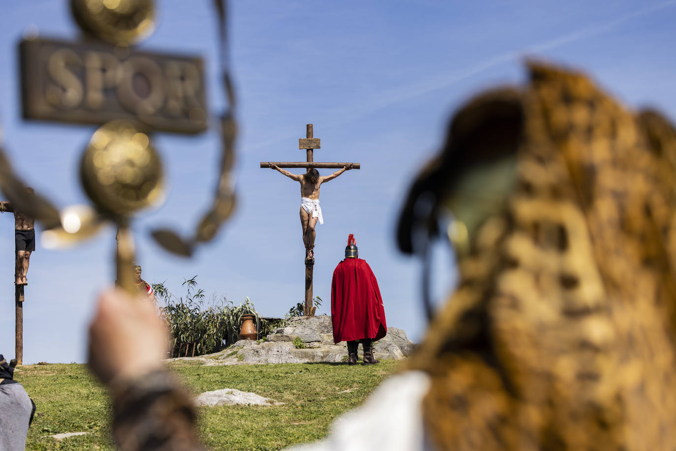 Frente a los soldados romanos en la cruz