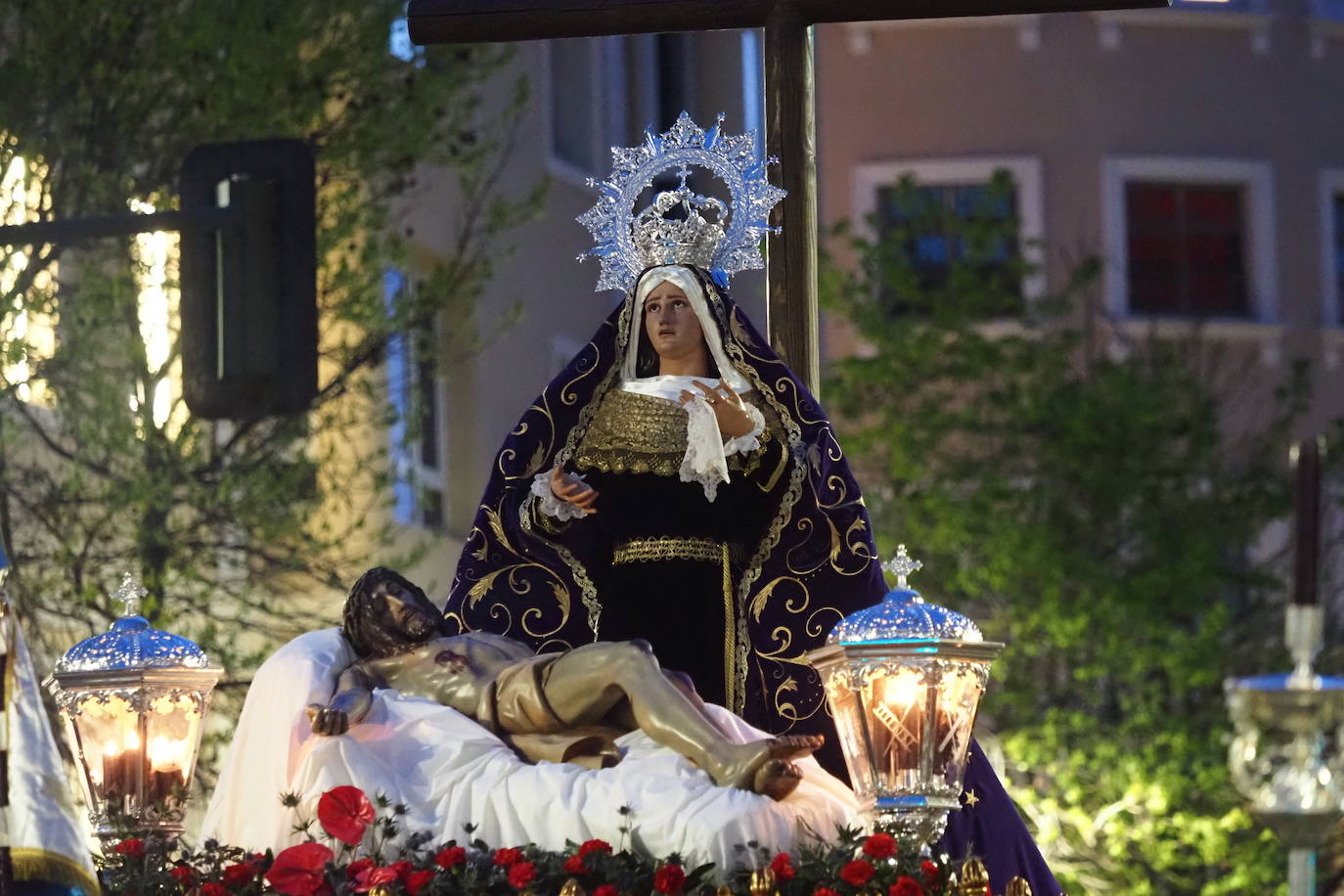 La Dolorosa llora con Jesús de Nazaret a sus pies.