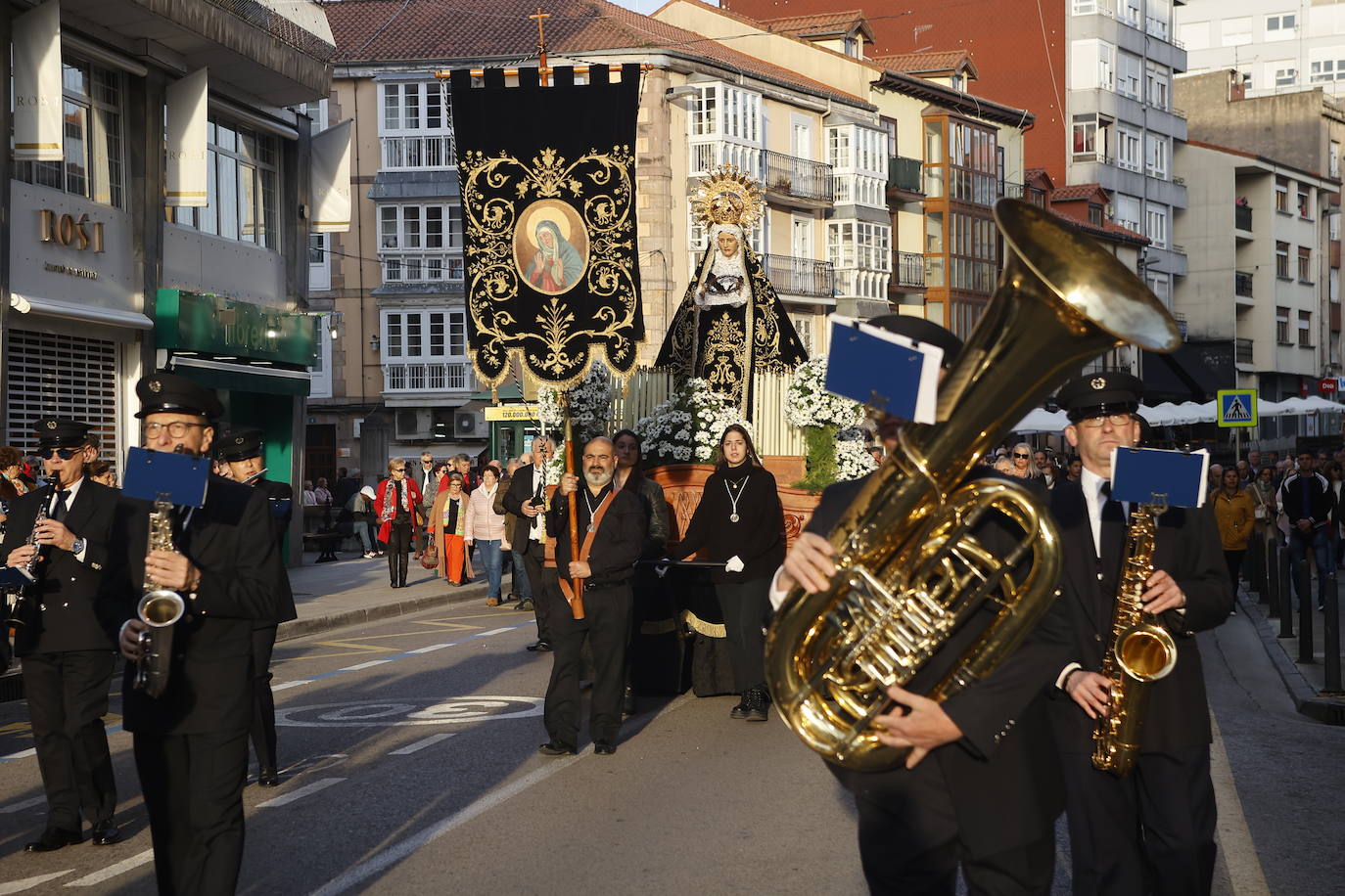 La Banda municipal de Torrelavega también ha acompañado a los tres pasos que conforman la procesión.