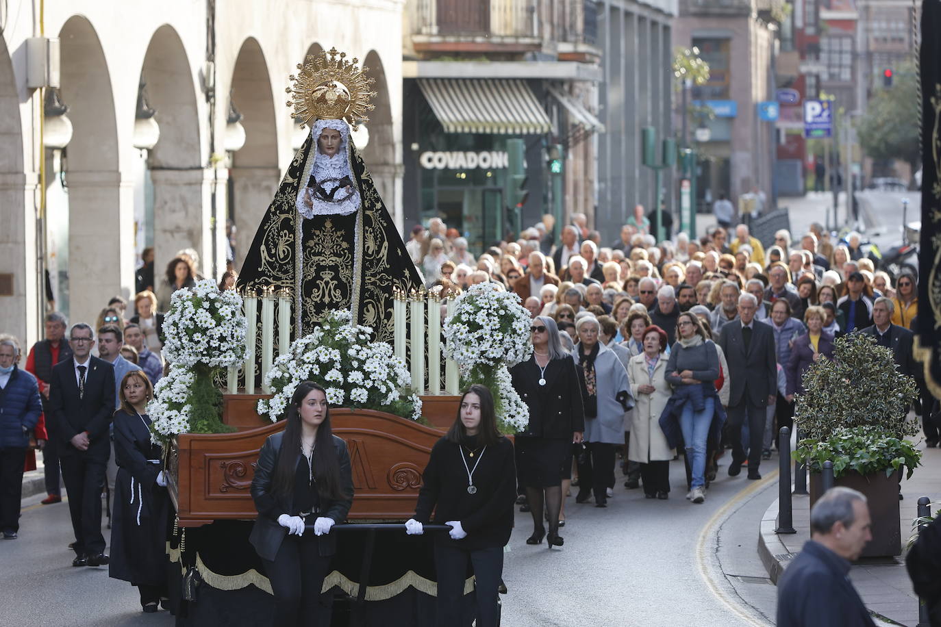 La procesión general del Santo Entierro ha vuelto a las calles de Torrelavega como cada Viernes Santo.