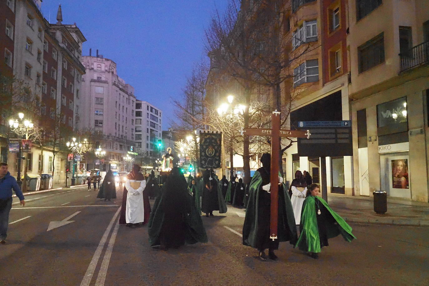 Cabeza de la procesión, con el paso de San Juan.