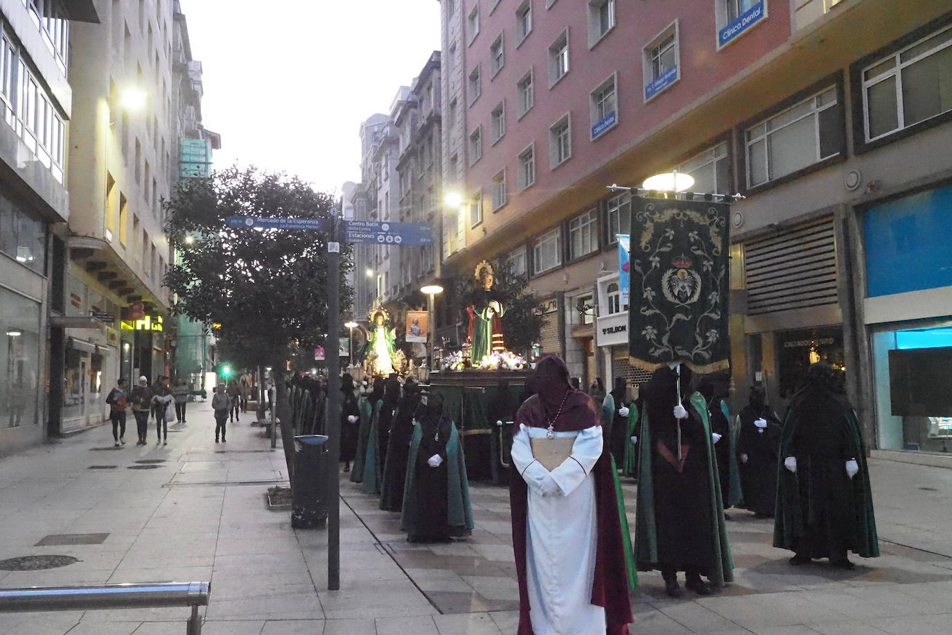 La procesión, por la calle Juan de Herrera, con los dos pasos.