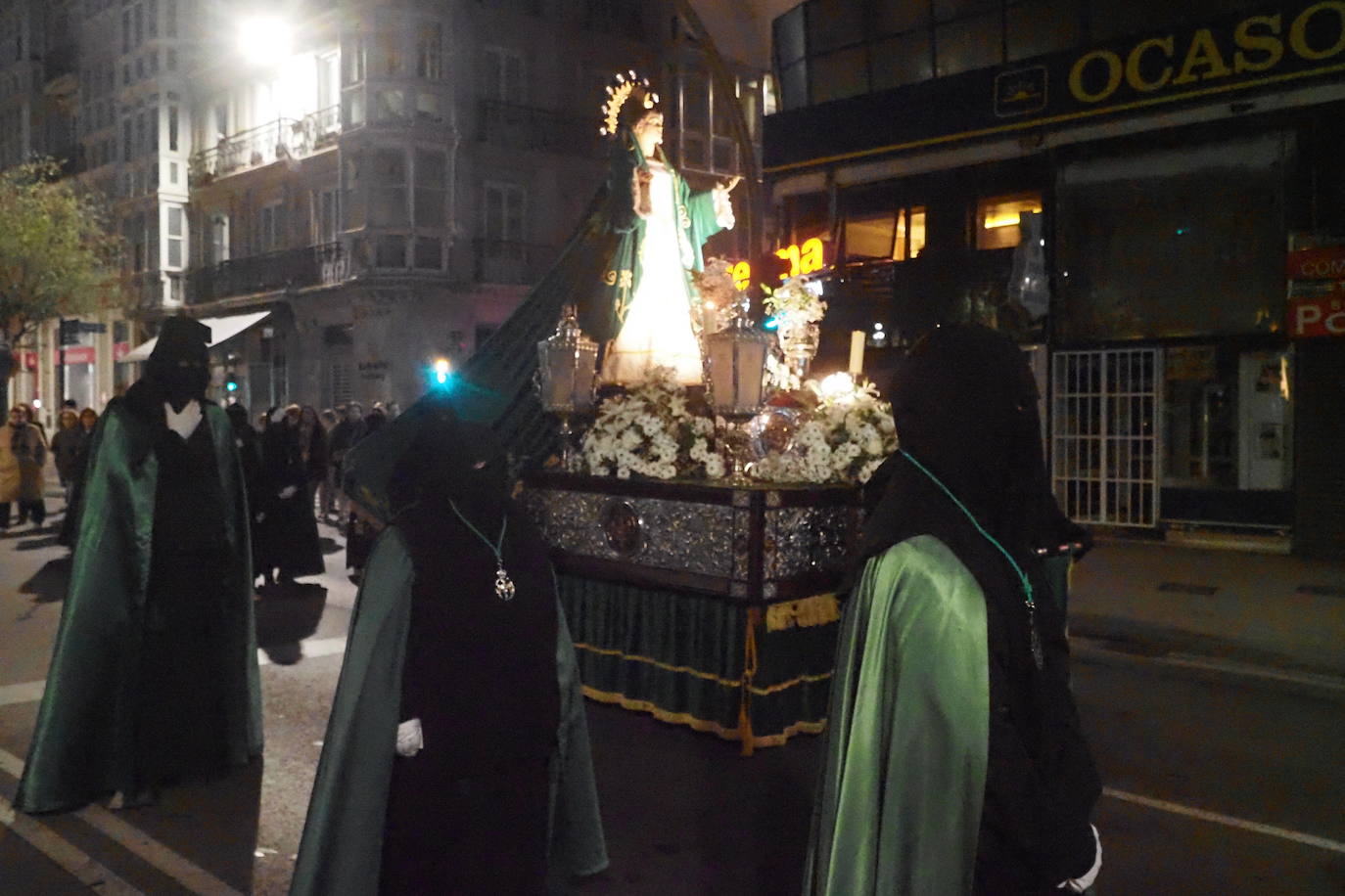 La Virgen de la Esperanza, desde un lateral, custodiada por los nazarenos.