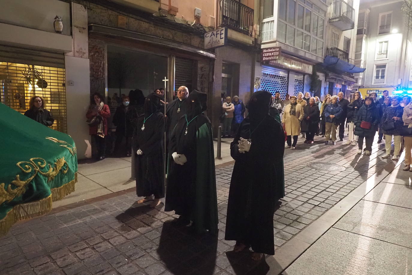 La procesión de la Soledad, por la calle Cervantes, vía en la que numerosos fieles se detenían para ver los pasos.