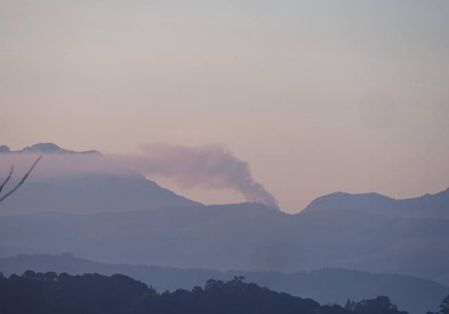 Vista del incendio de Soba, que continúa activo.