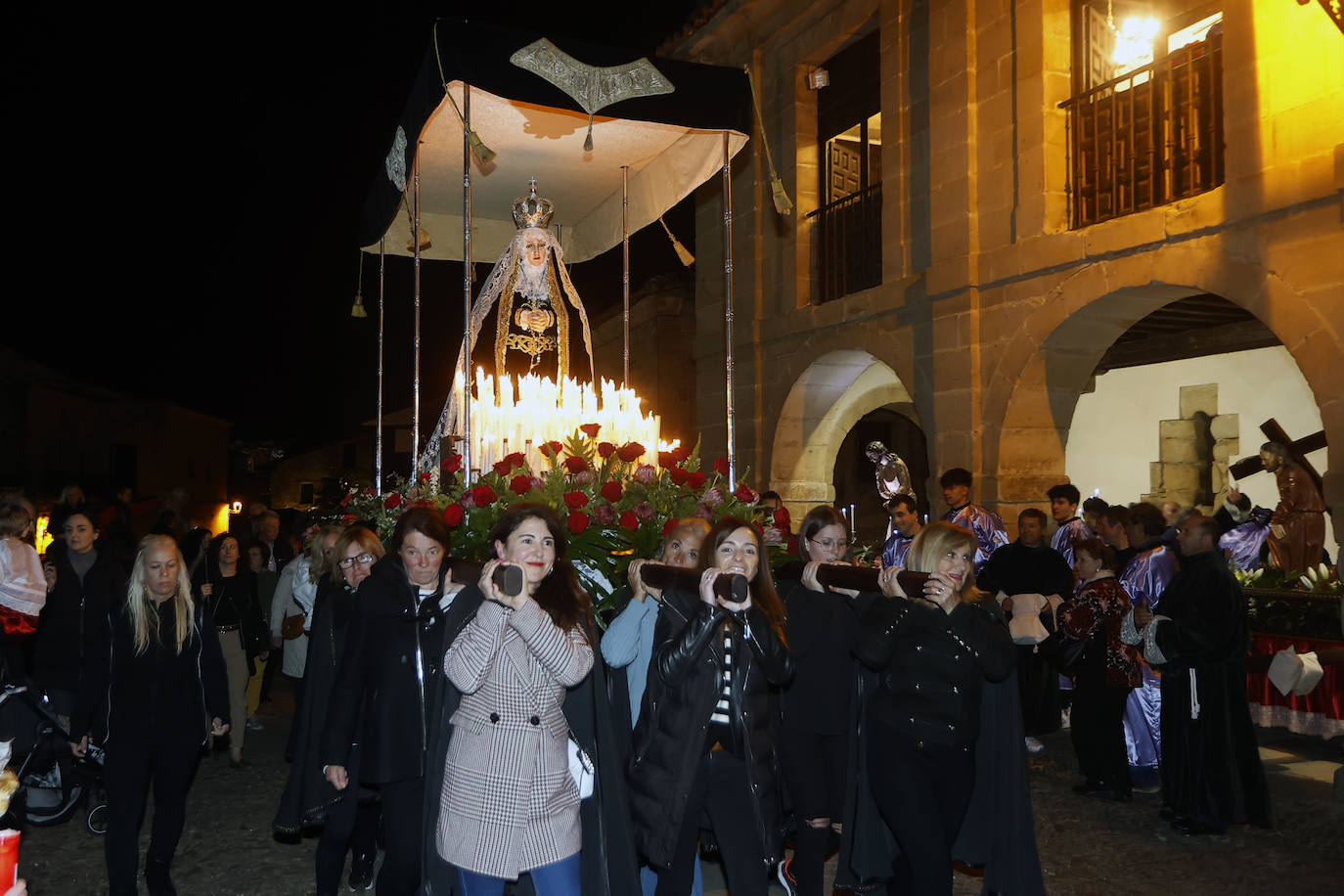 Mujeres portando la imagen de la virgen. 