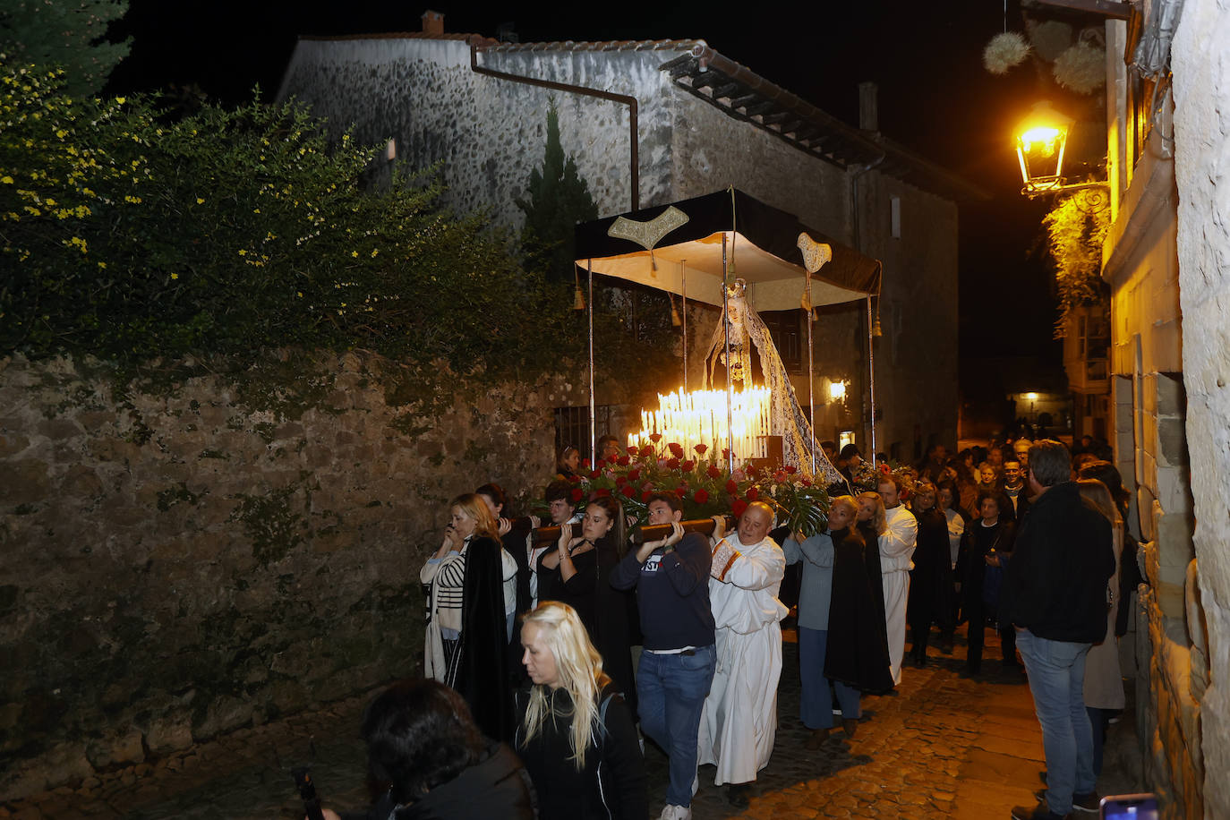 La Dolorosa pasando por las estrechas calles de Santillana. 