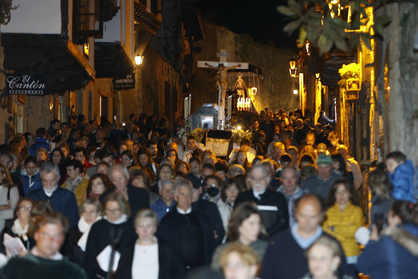 Una de las dos tallas del Cristo, esta gigante, que se pudo ver desfilar. 