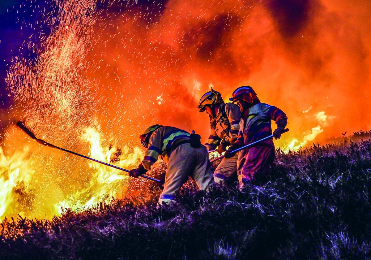 Una cuadrilla forestal lucha contra las llamas en uno de los incendios registrados en esta última oleada del mes de marzo.