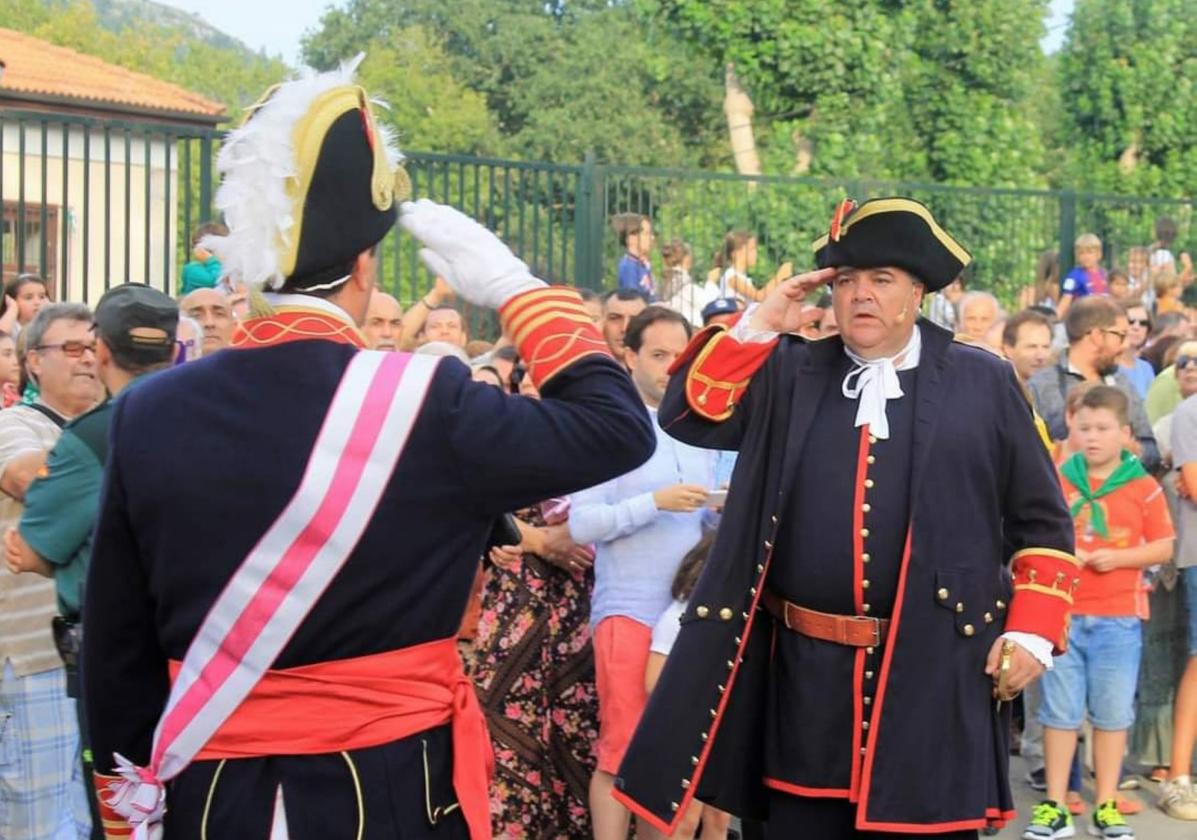 Julio Peña haciendo el saludo militar durante la recreación de la fiesta del cañonazo.