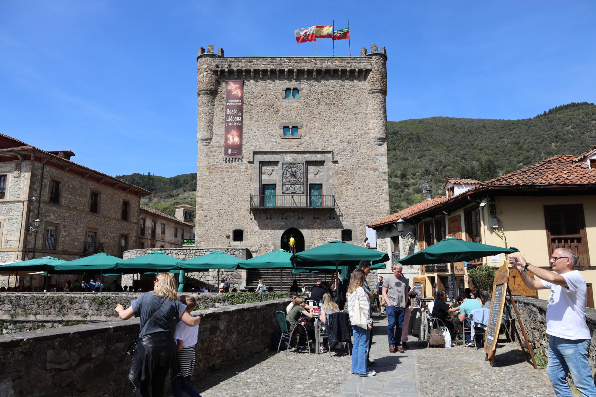 Turistas disfrutando junto a la Torre del Infantado de la villa de Potes