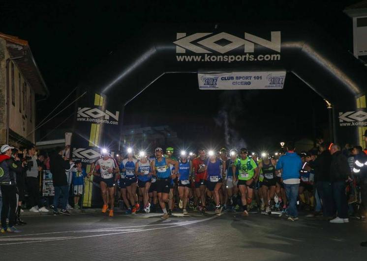 Salida del trail y la marcha en la noche del Viernes Santo, en Cicero.