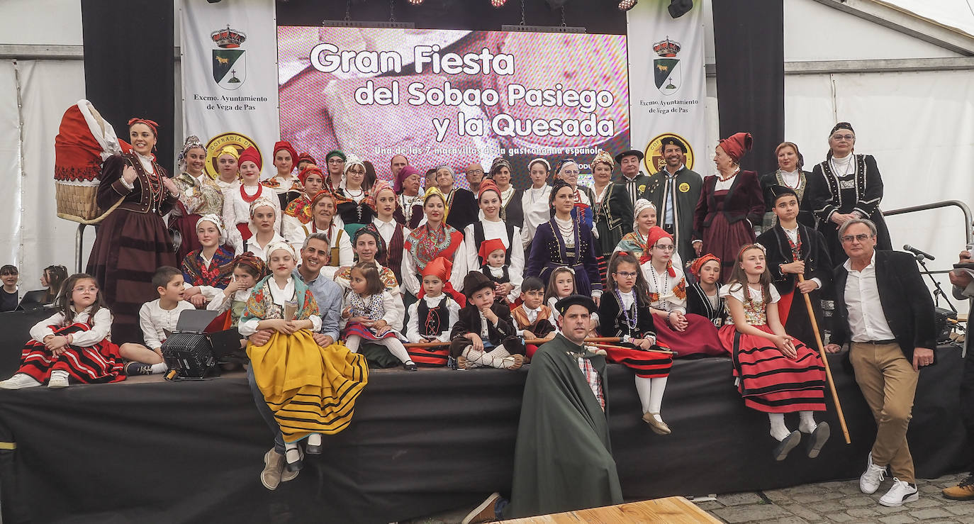 Foto de familia de organizadores, premiados y participantes en la fiesta. 