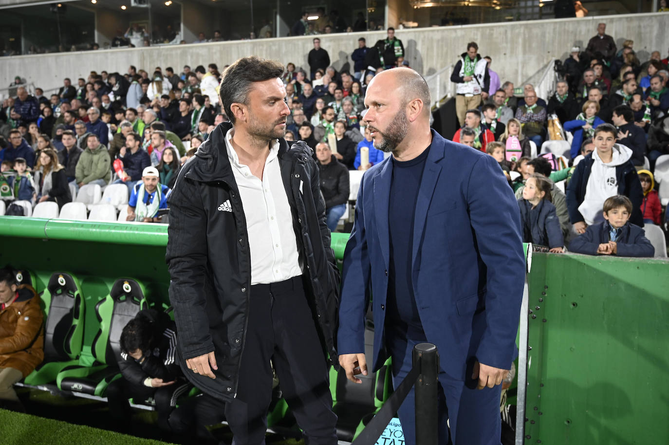 El entrenador del Albacete, Rubén Albés, y el del Racing, José Alberto López, conversan antes del partido.