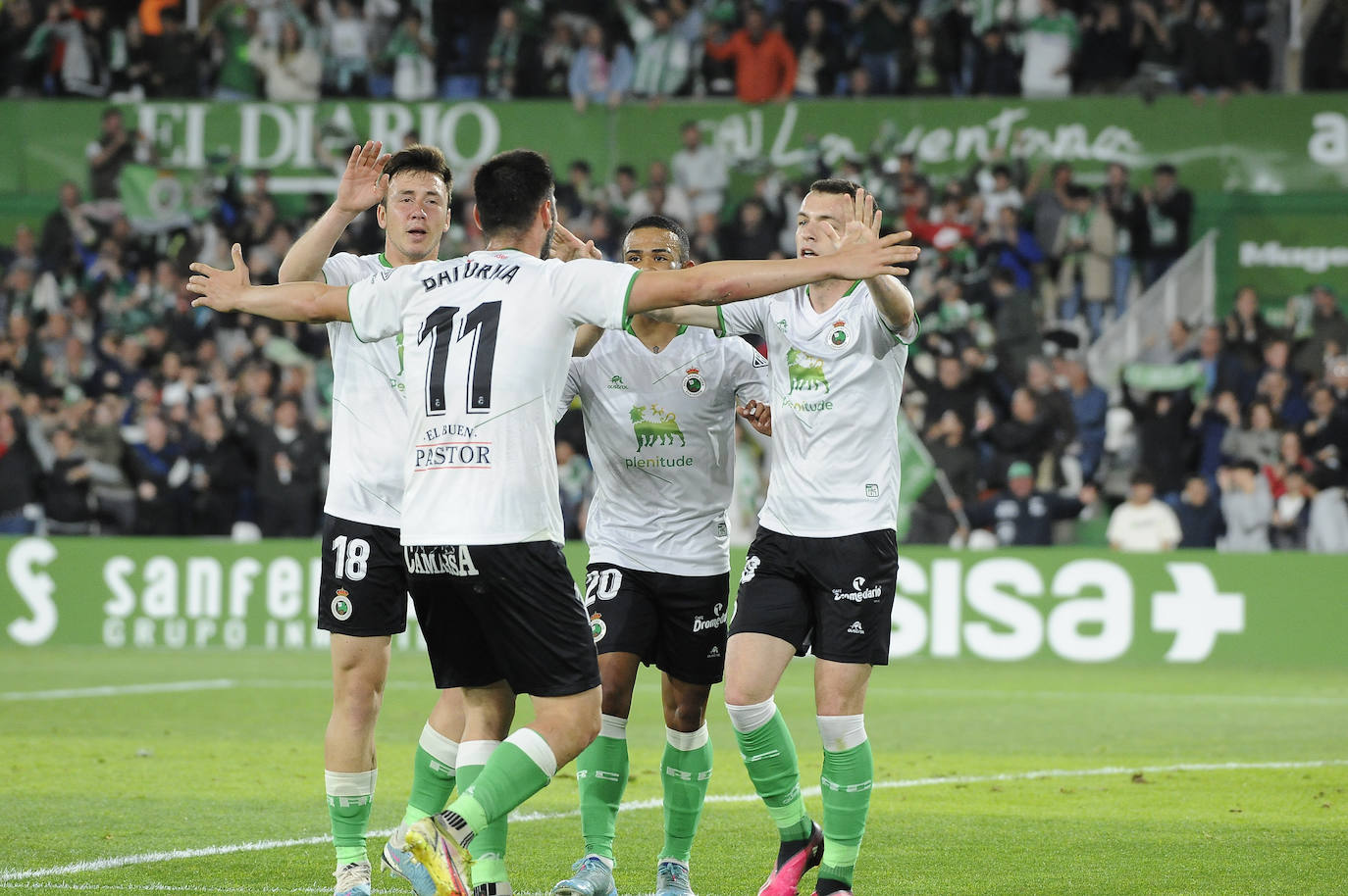 Baturina celebra con sus compañeros su gol, el primero de la tarde en el partido. 