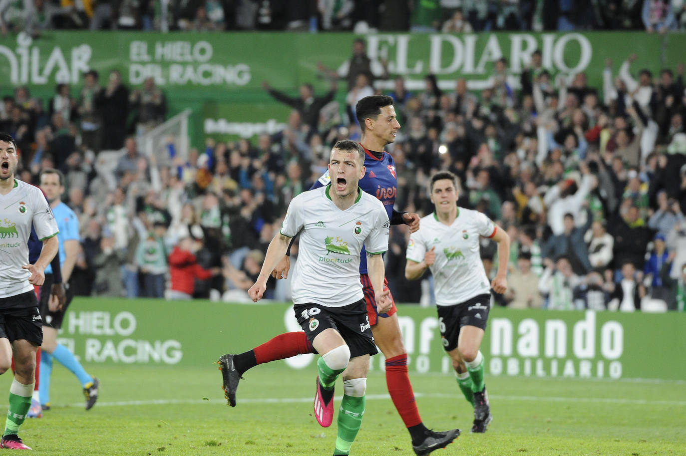 Íñigo Vicente celebra su gol, el tercero para el Racing