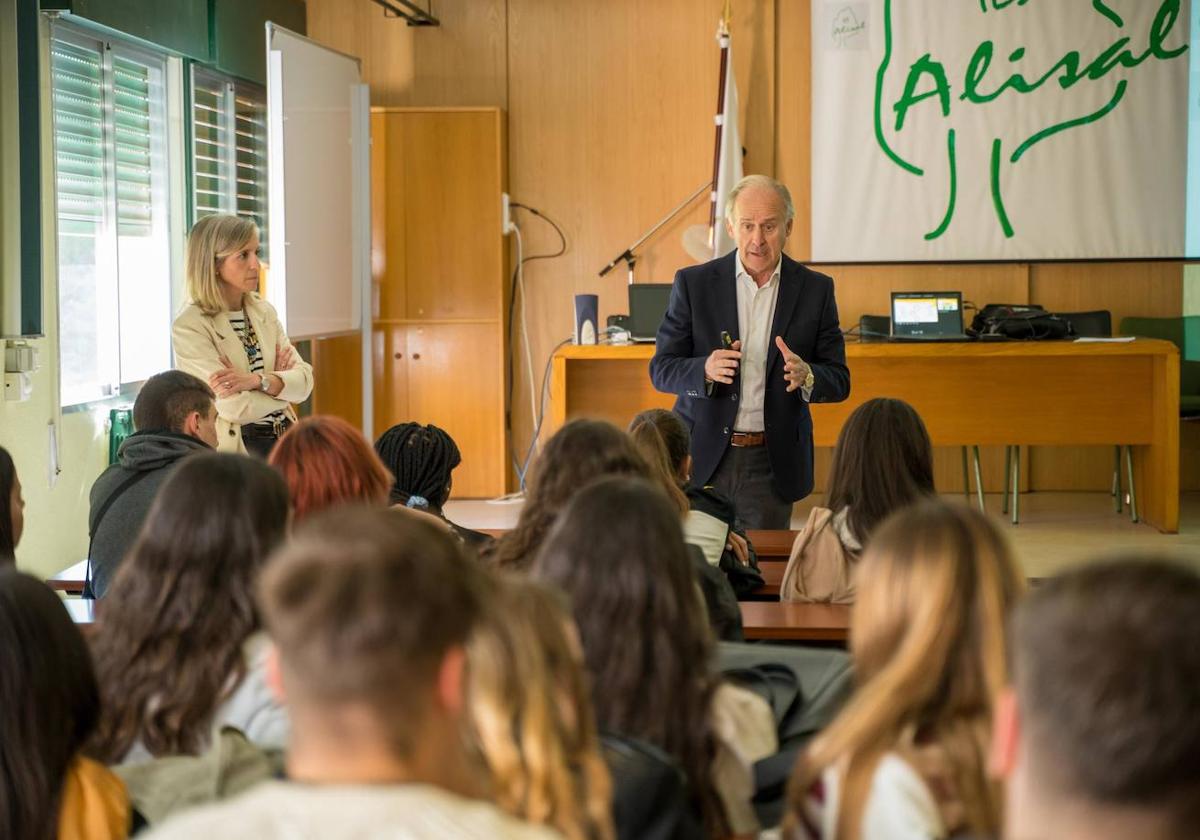 Vicente Alciturri, en una de las jornadas en el IES El Alisal, en Santander.