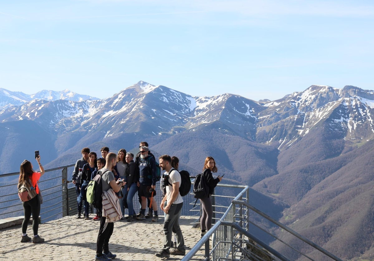 Miles de visitantes disfrutan de la comarca de Liébana