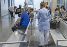 Pacientes esperando el turno para entrar a su consulta en Valdecilla.