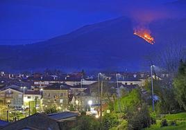 Anoche, desde Cabezón, se apreciaba un incendio forestal en el monte de Ibio, en Mazcuerras.