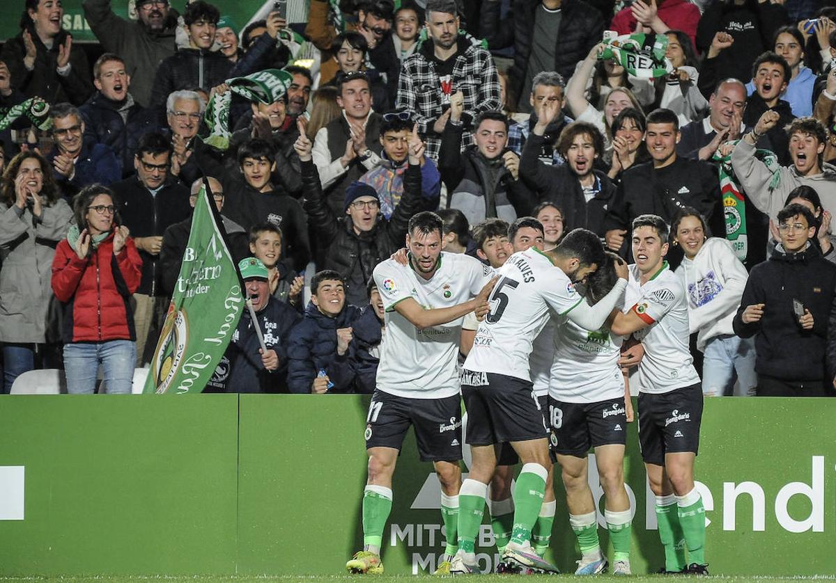 Los jugadores celebran con la grada el gol de Sául, segundo del Racing.