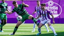 Dani González, del Rayo Cantabria, controla el balón ante Pozo, del Valladolid Promesas.