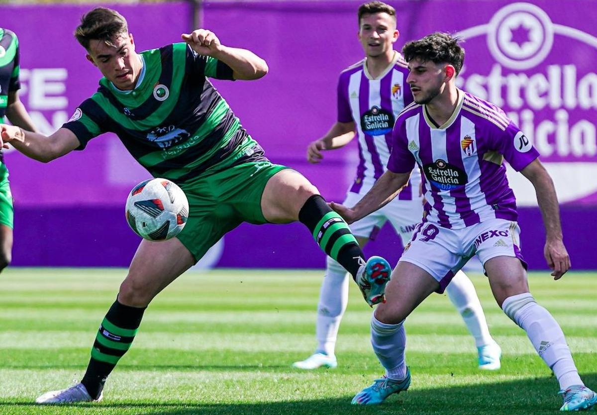 Dani González, del Rayo Cantabria, controla el balón ante Pozo, del Valladolid Promesas.