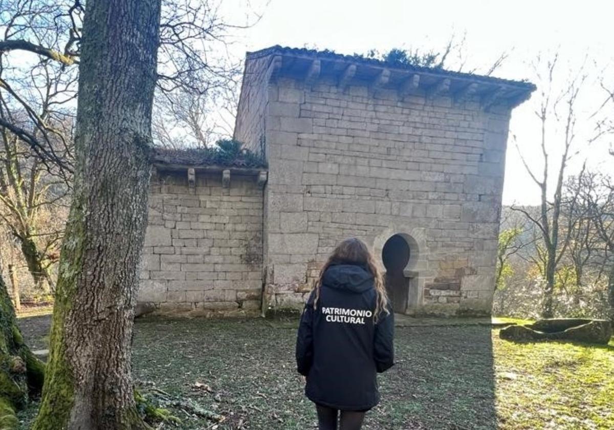 San Román de Moroso. Zoraida Hijosa visitando la ermita de origen mozárabe en Bostronizo.