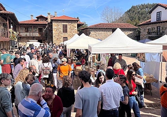 Un momento de la apertura de la feria en la plaza de los cañones.