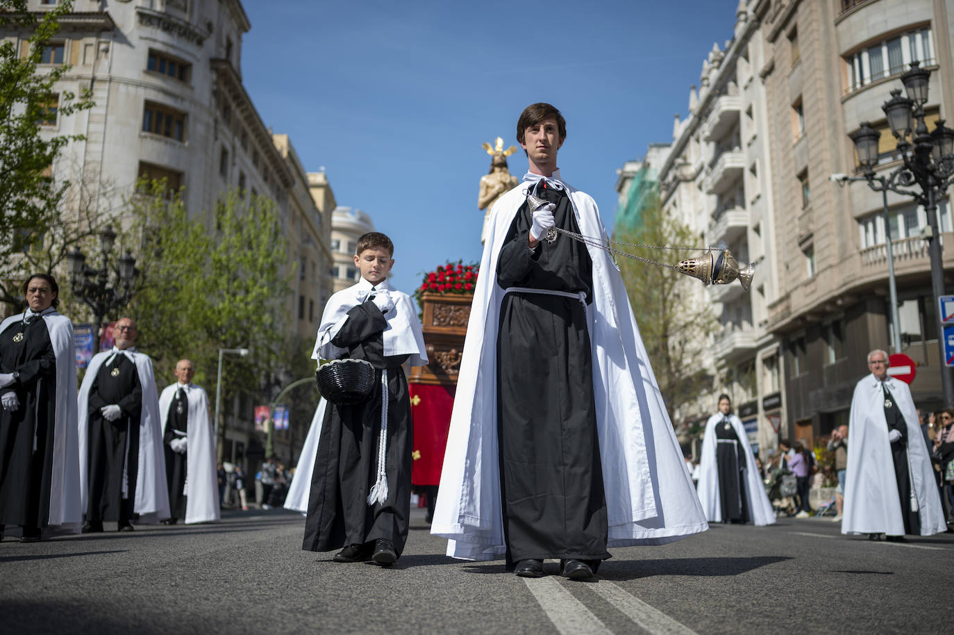 Un cofrade con un incensario procesiona delante de 'Cristo Resucitado'