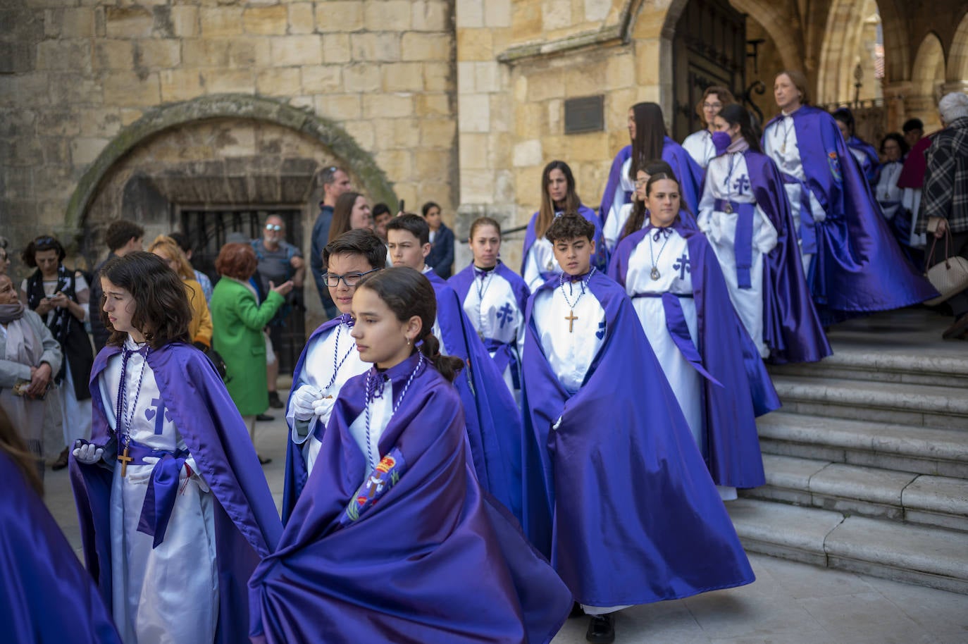 Niños cofrades van a la plaza del obispo José Eguino y Trecu.