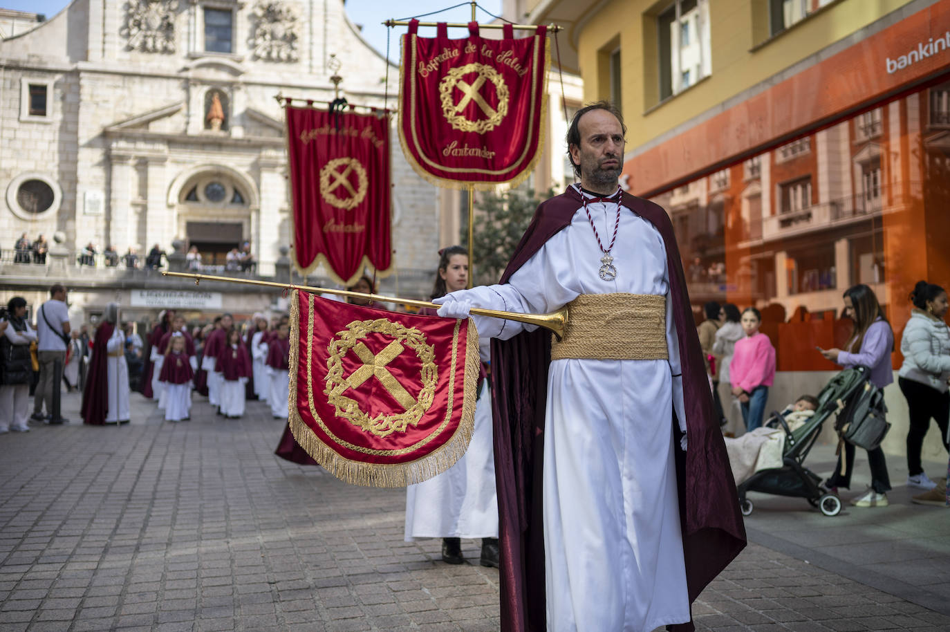 Agrupación musical de la Cofradía de la Salud delante de la iglesia de la Anunciación.